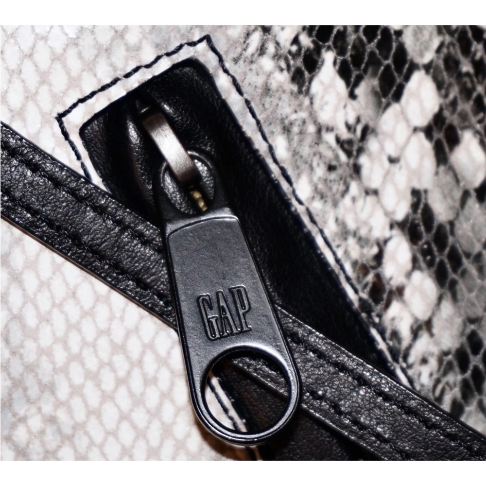 GAP Small Black & Gray PYTHON PRINT Textured Leather Slim
Crossbody NWOT - Picture 4 of 13
